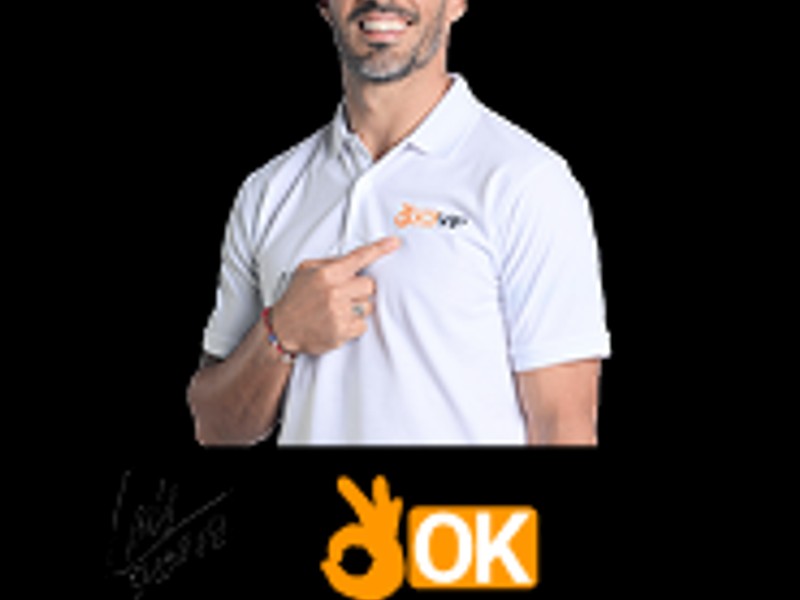 Một bàn tay đang chọn các con số trên bảng Keno kỹ thuật số