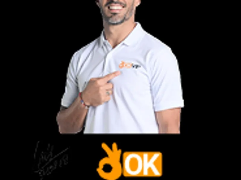 Một bàn tay đang chọn các con số trên bảng Keno kỹ thuật số