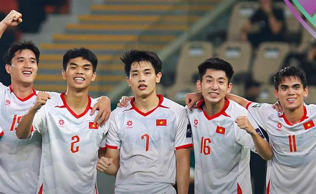 Màn hình điện thoại di động hiển thị giao diện cá cược trực tiếp với tỷ lệ kèo thay đổi liên tục.