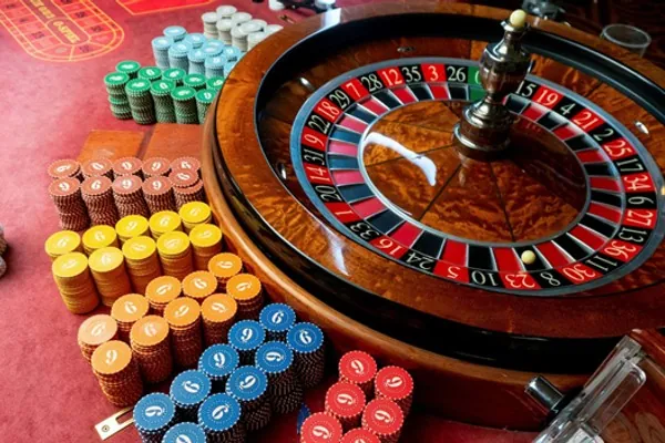 Hình ảnh sân quần vợt với vợt và bóng, đang trong hành động