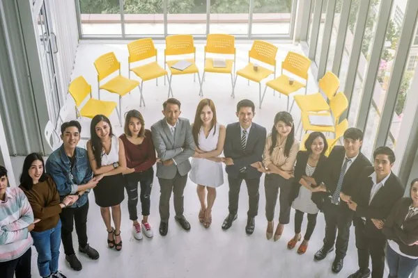 Các tuyển thủ thể thao điện tử đang thi đấu trên sân khấu lớn với màn hình hiển thị gameplay.